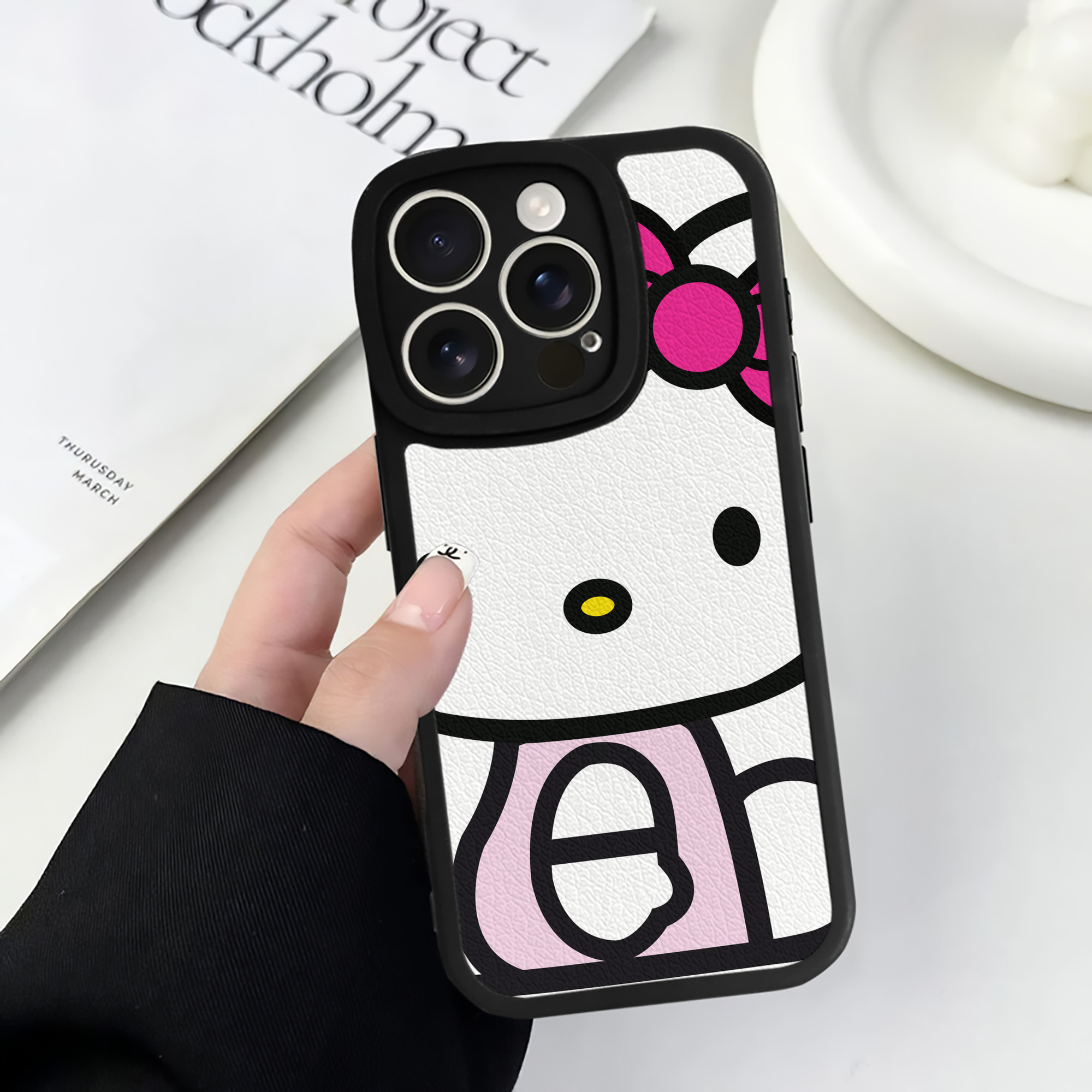（画像用） Hello Kitty ハローキティ 【iPhone 16シリーズ対応】シリコンスマホケース（レザー調） 材質：シリコン